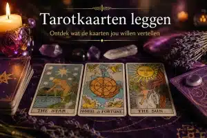 Tarotkaarten leggen op een paarse spirituele tafel met kristallen, kaarslicht en tarotkaarten voor inzicht, voorspellingen en spirituele begeleiding.