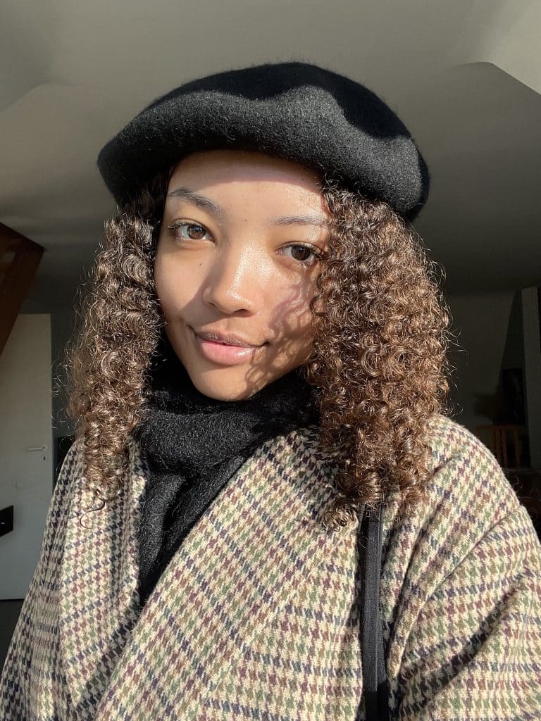 Naomi medium en paranormaal consulent bij Antheraya